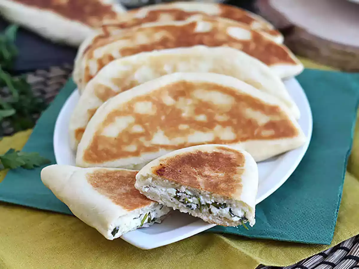 Turkiska pannkakor fyllda med fetaost, citron och persilja - Gözleme - foto 2