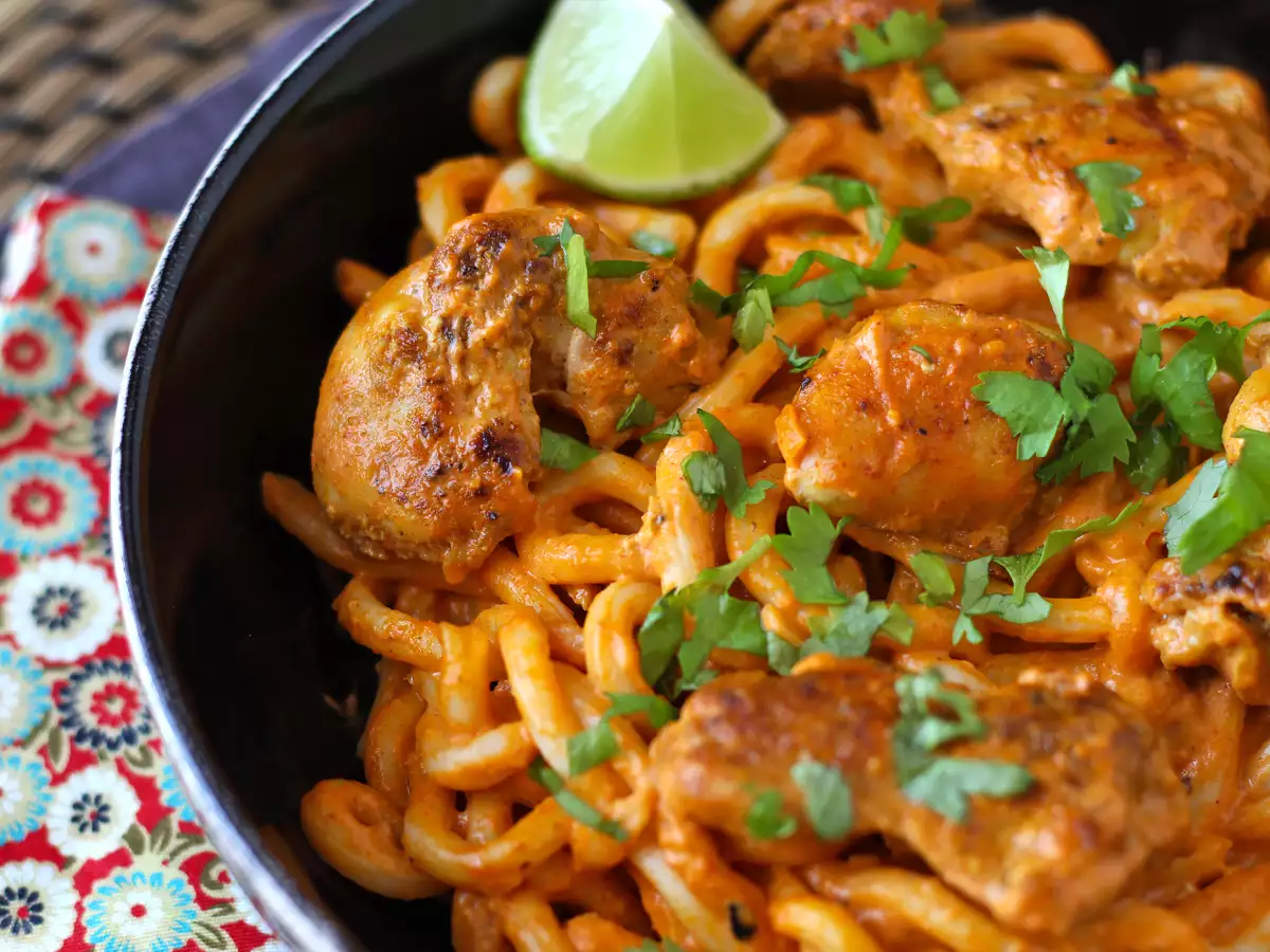 Udon-nudlar med kyckling och en krämig thailändsk currysås - foto 3