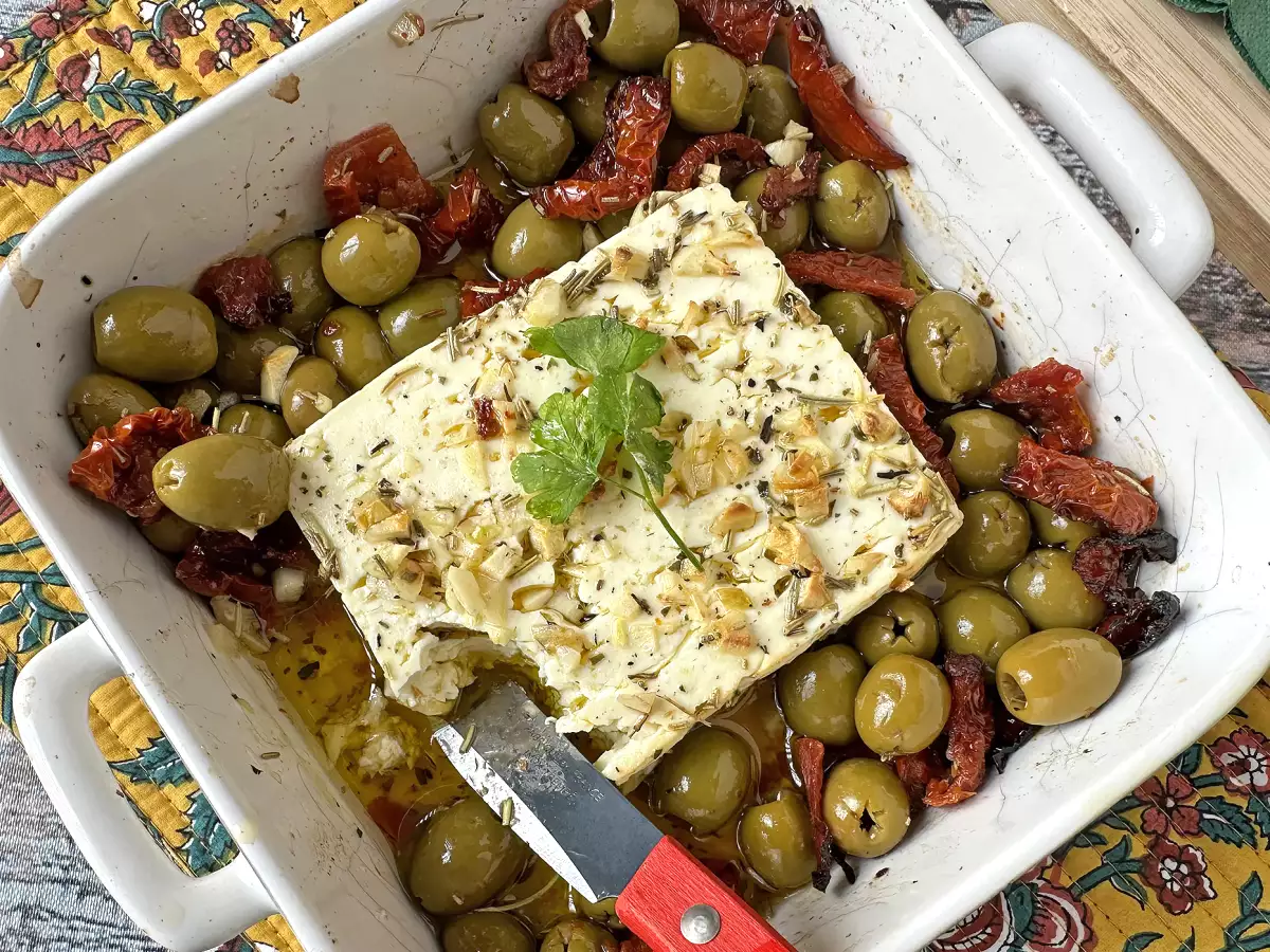 Ugnsbakad feta med soltorkade tomater och oliver i medelhavsstil - foto 3
