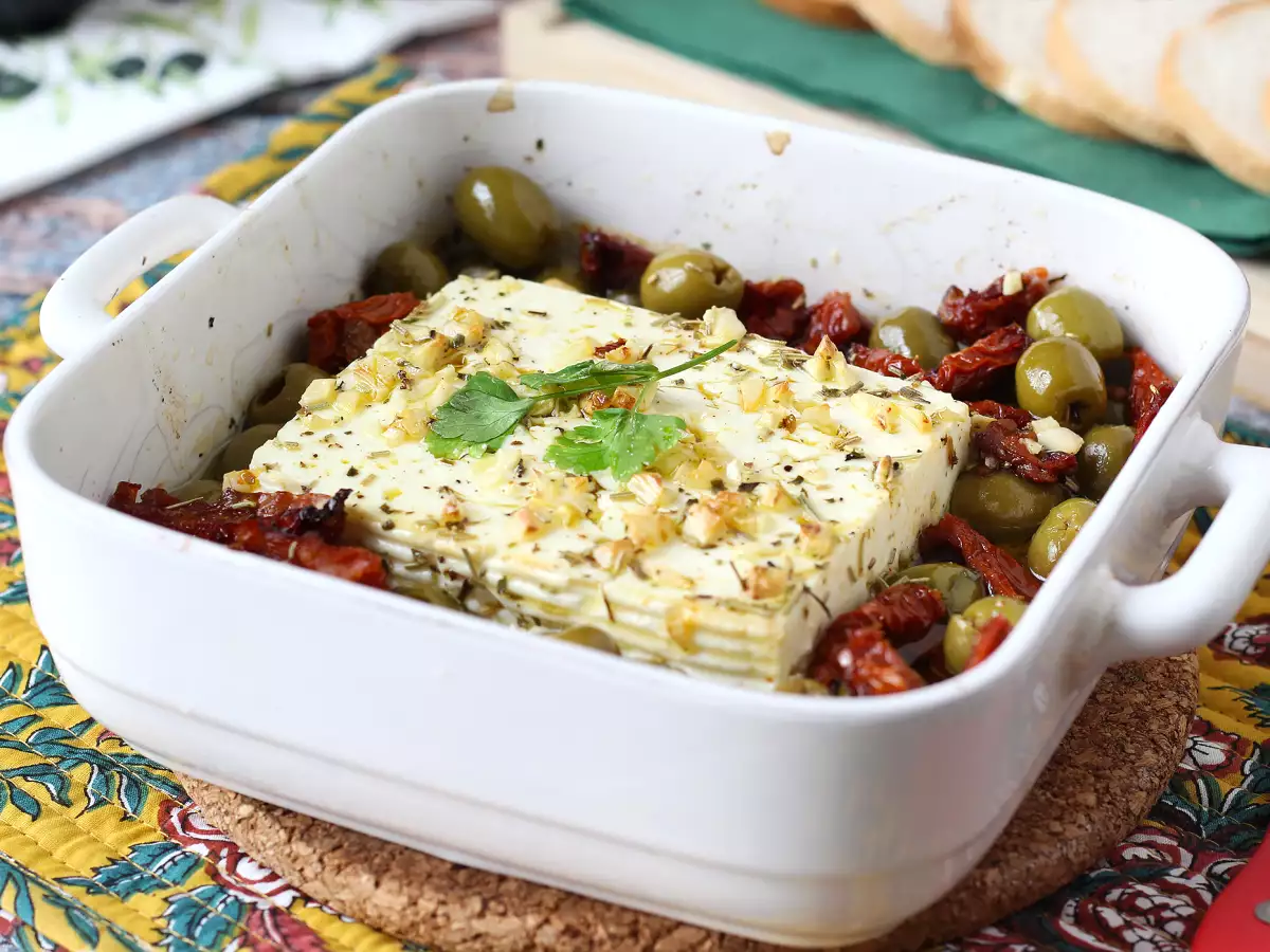 Ugnsbakad feta med soltorkade tomater och oliver i medelhavsstil - foto 4