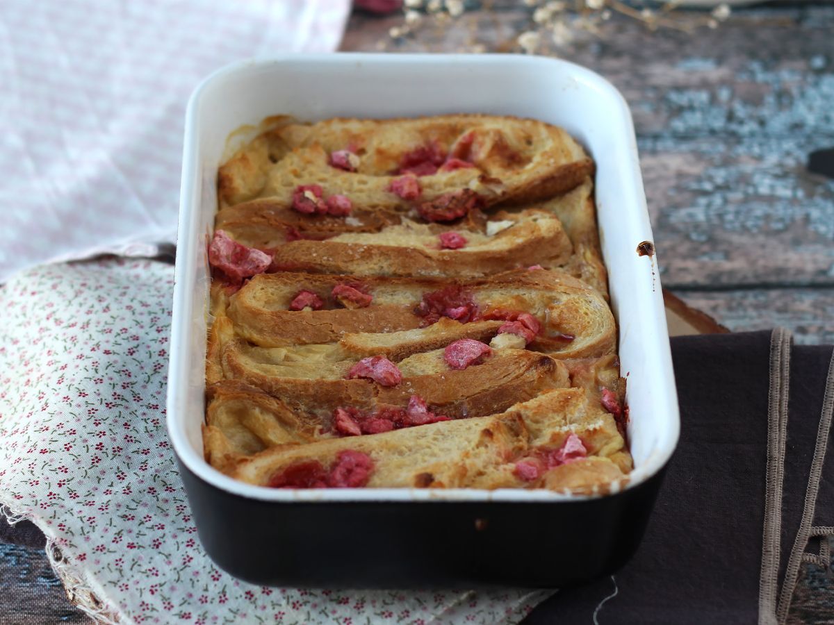 Ugnsbakad fransk toast med rosa pralintopping, ett ultra-gourmetrecept