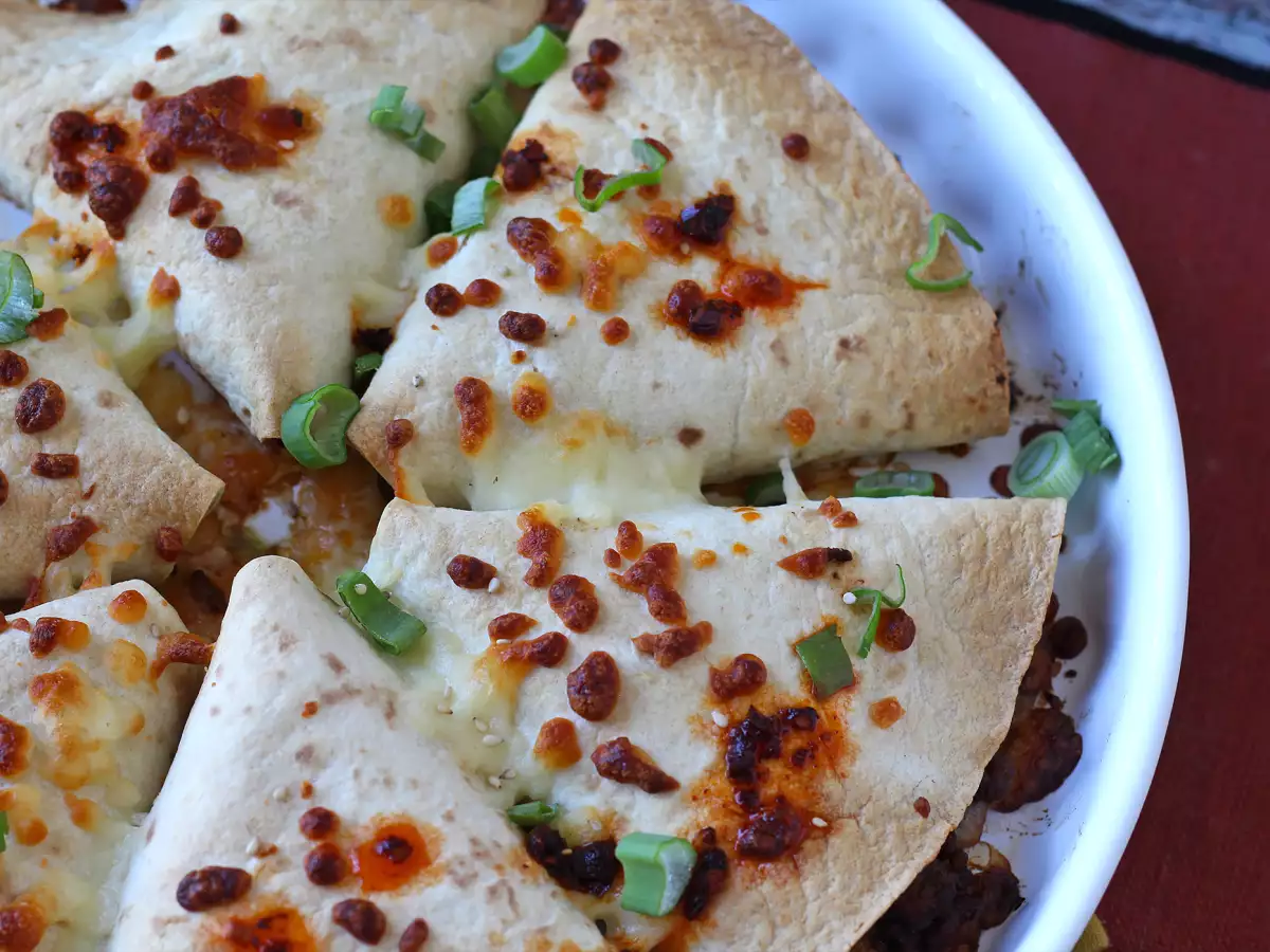 Ugnsbakade tortillas med quesadillas och kryddig nötköttsfyllning - foto 5