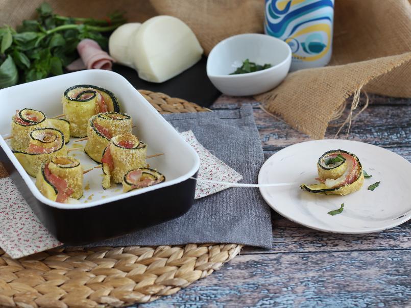 Ugnsbakade zucchinirullar med skinka och scamorzaost