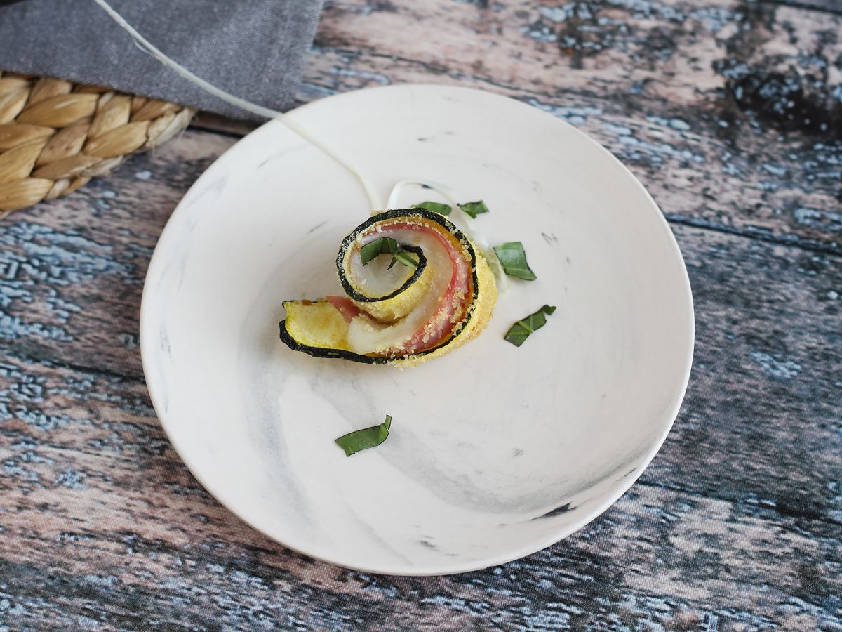 Ugnsbakade zucchinirullar med skinka och scamorzaost - foto 5
