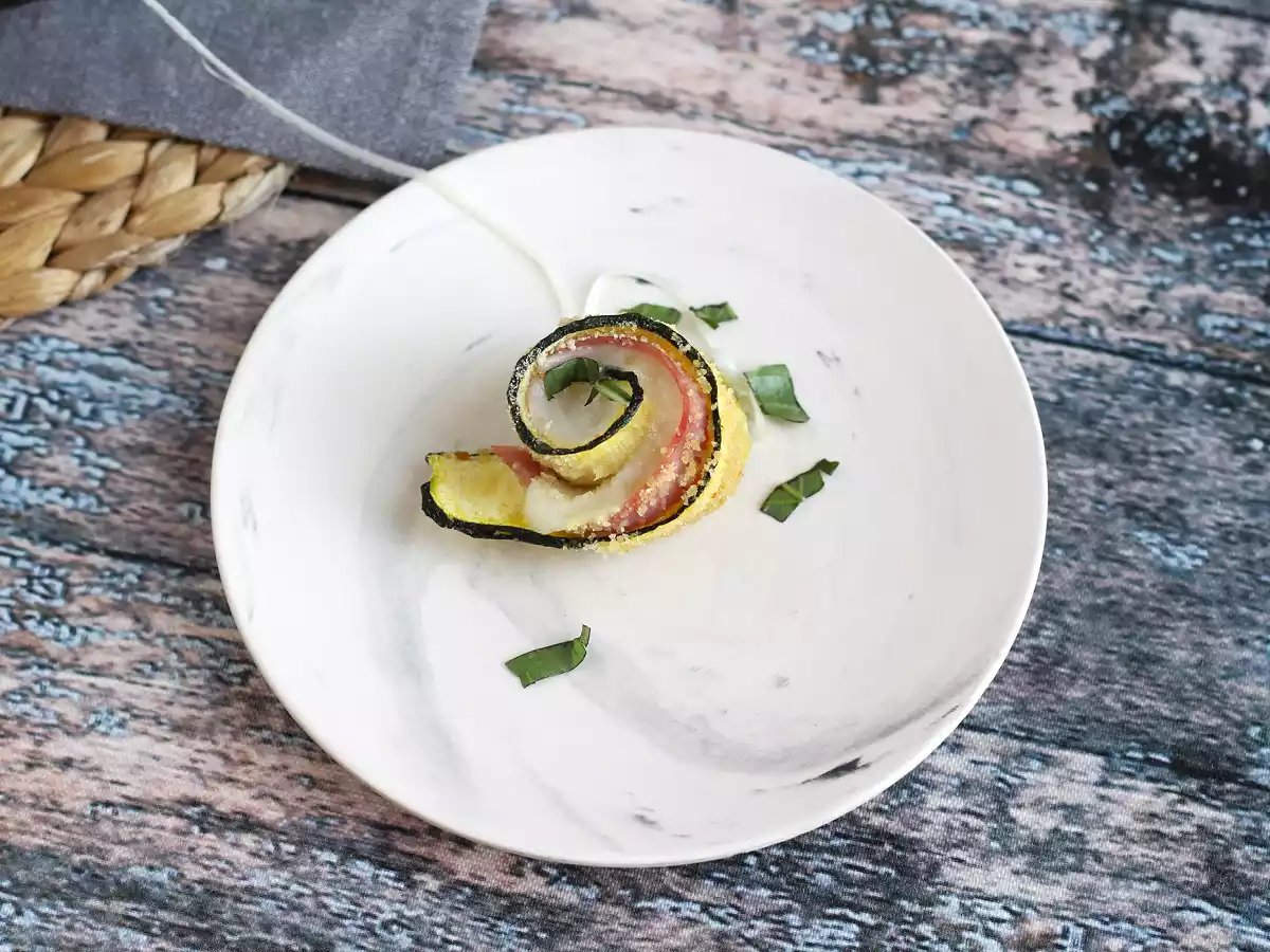 Ugnsbakade zucchinirullar med skinka och scamorzaost - foto 5
