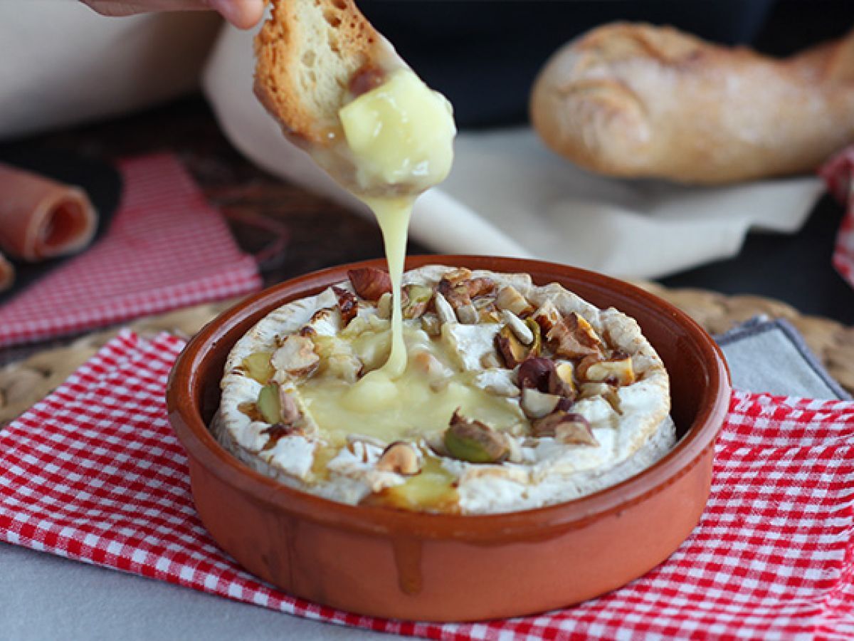 Ugnsrostad camembert med honung och valnötter