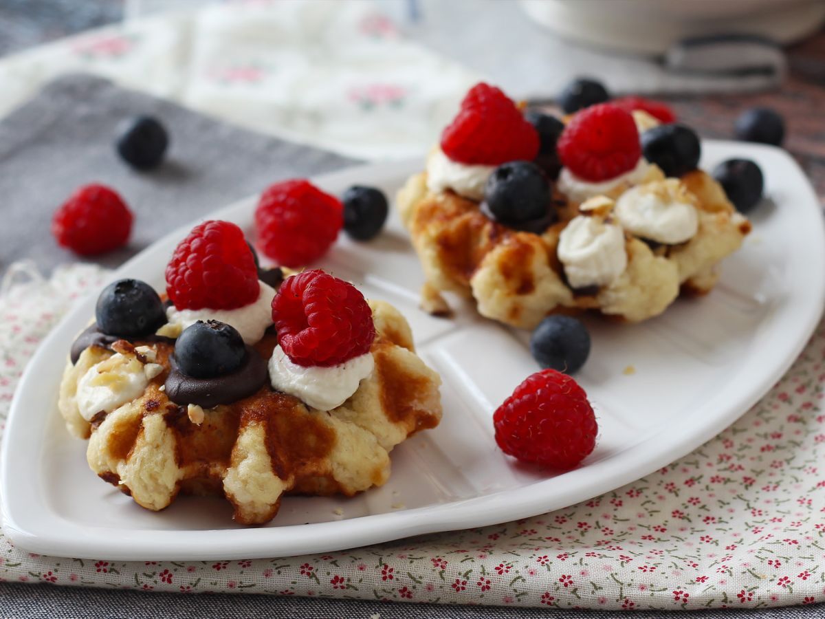 Våfflor med frukt, choklad och vispgrädde