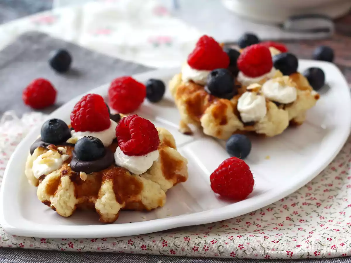 Våfflor med frukt, choklad och vispgrädde
