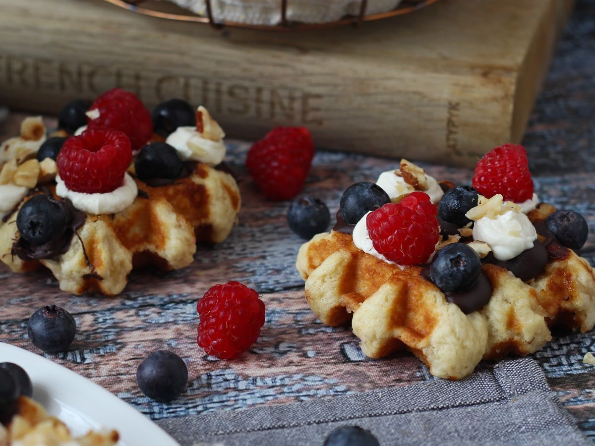 Våfflor med frukt, choklad och vispgrädde - foto 3
