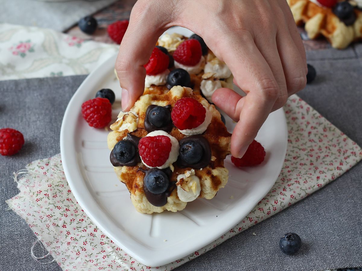 Våfflor med frukt, choklad och vispgrädde - foto 4