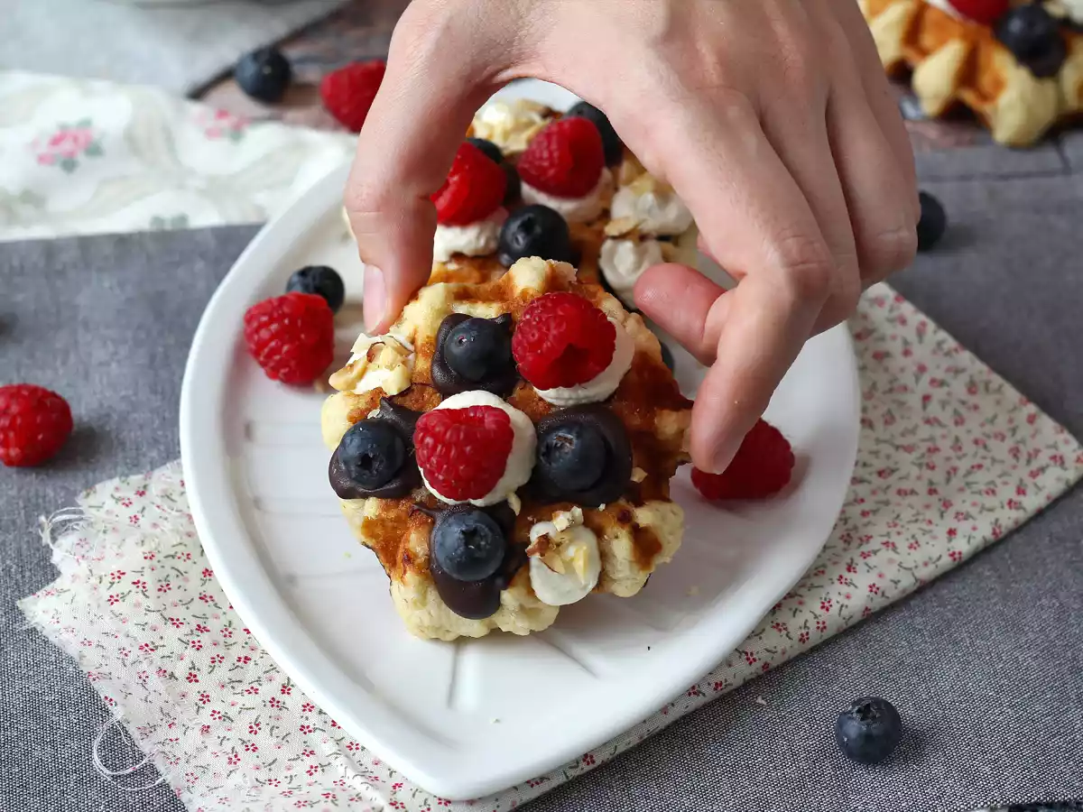 Våfflor med frukt, choklad och vispgrädde - foto 4