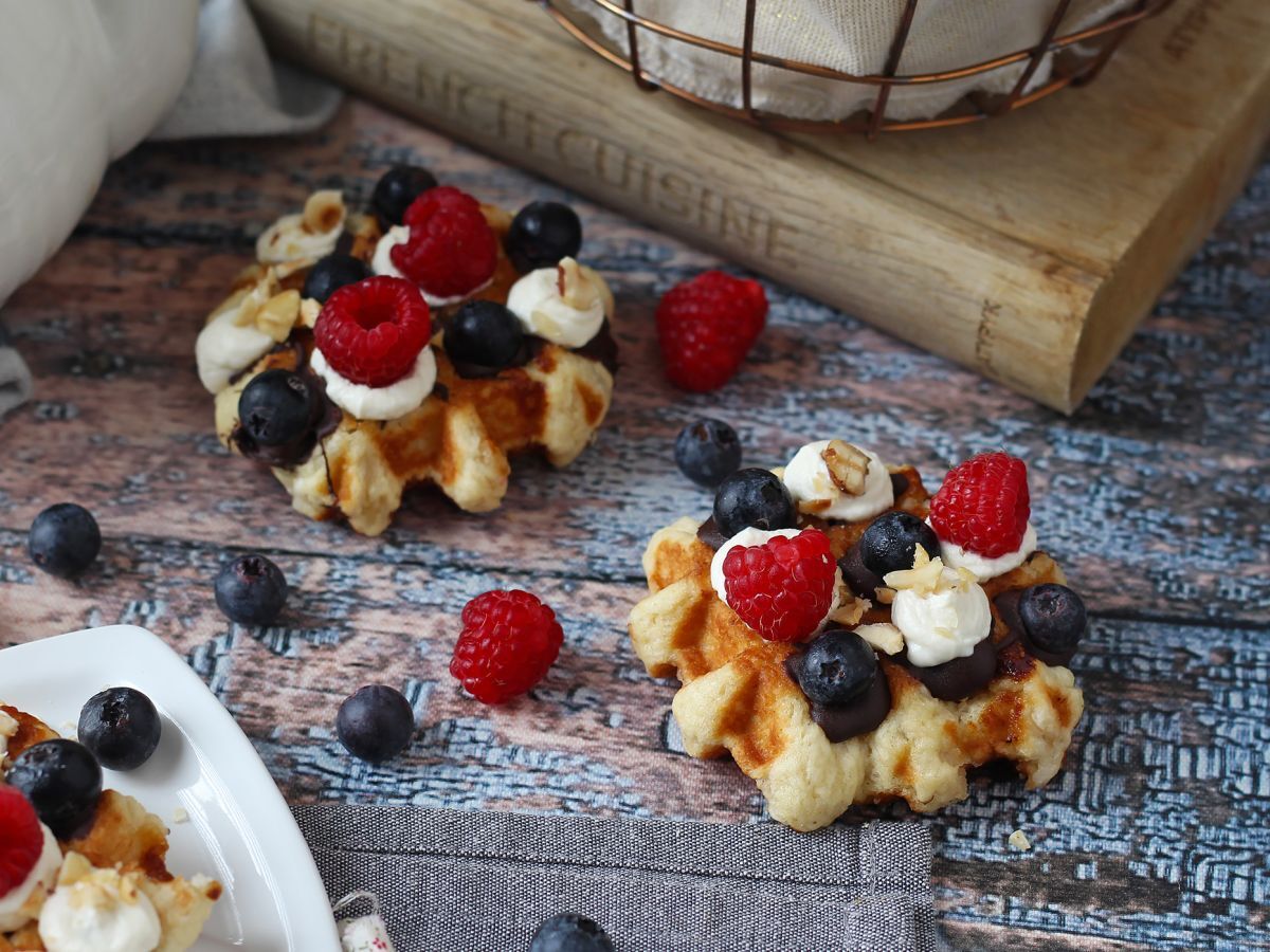 Våfflor med frukt, choklad och vispgrädde - foto 6