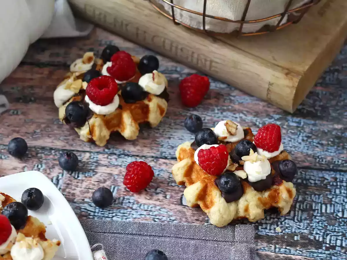Våfflor med frukt, choklad och vispgrädde - foto 6