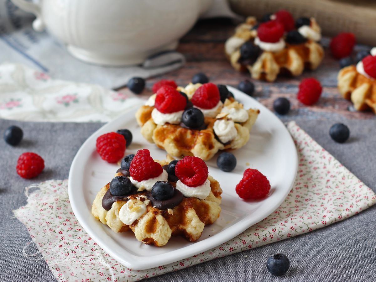 Våfflor med frukt, choklad och vispgrädde - foto 7