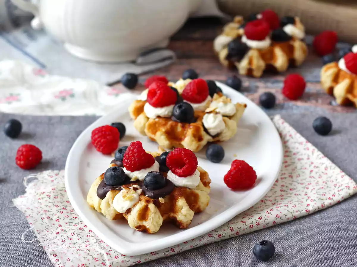 Våfflor med frukt, choklad och vispgrädde - foto 7