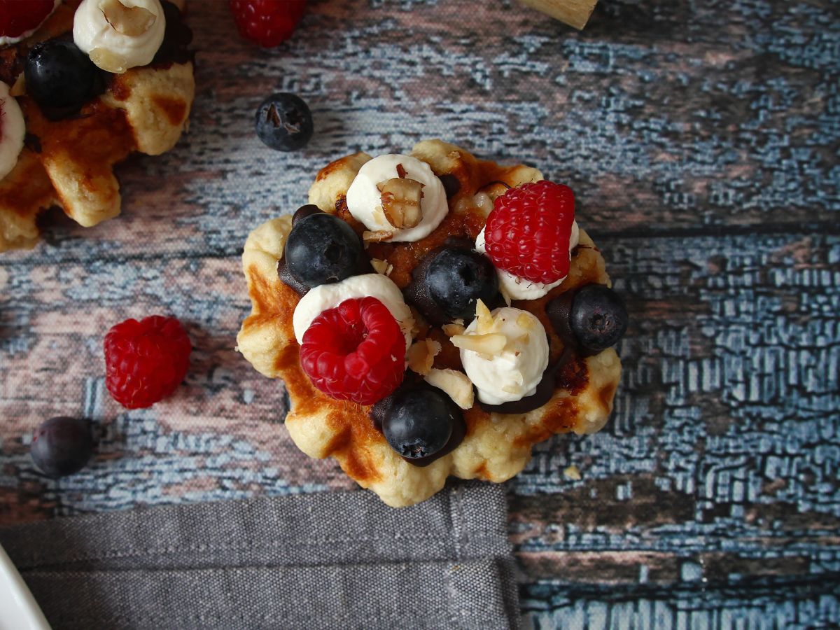 Våfflor med frukt, choklad och vispgrädde - foto 8