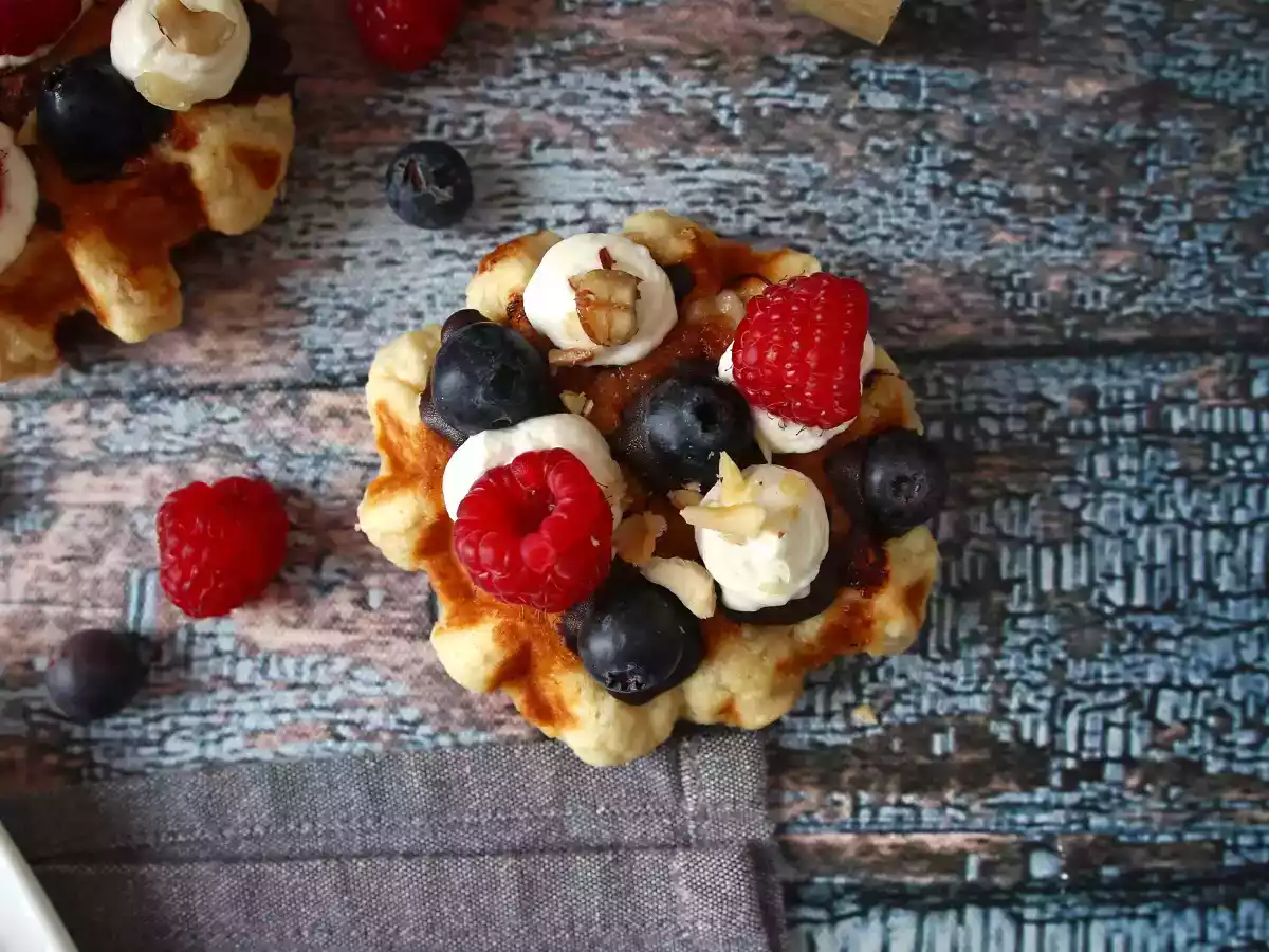 Våfflor med frukt, choklad och vispgrädde - foto 8