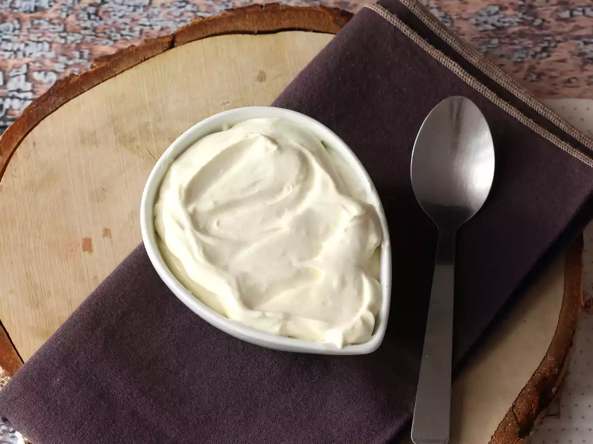Vaniljgrädde, den perfekta toppingen till dina tårtor och lagerkakor!