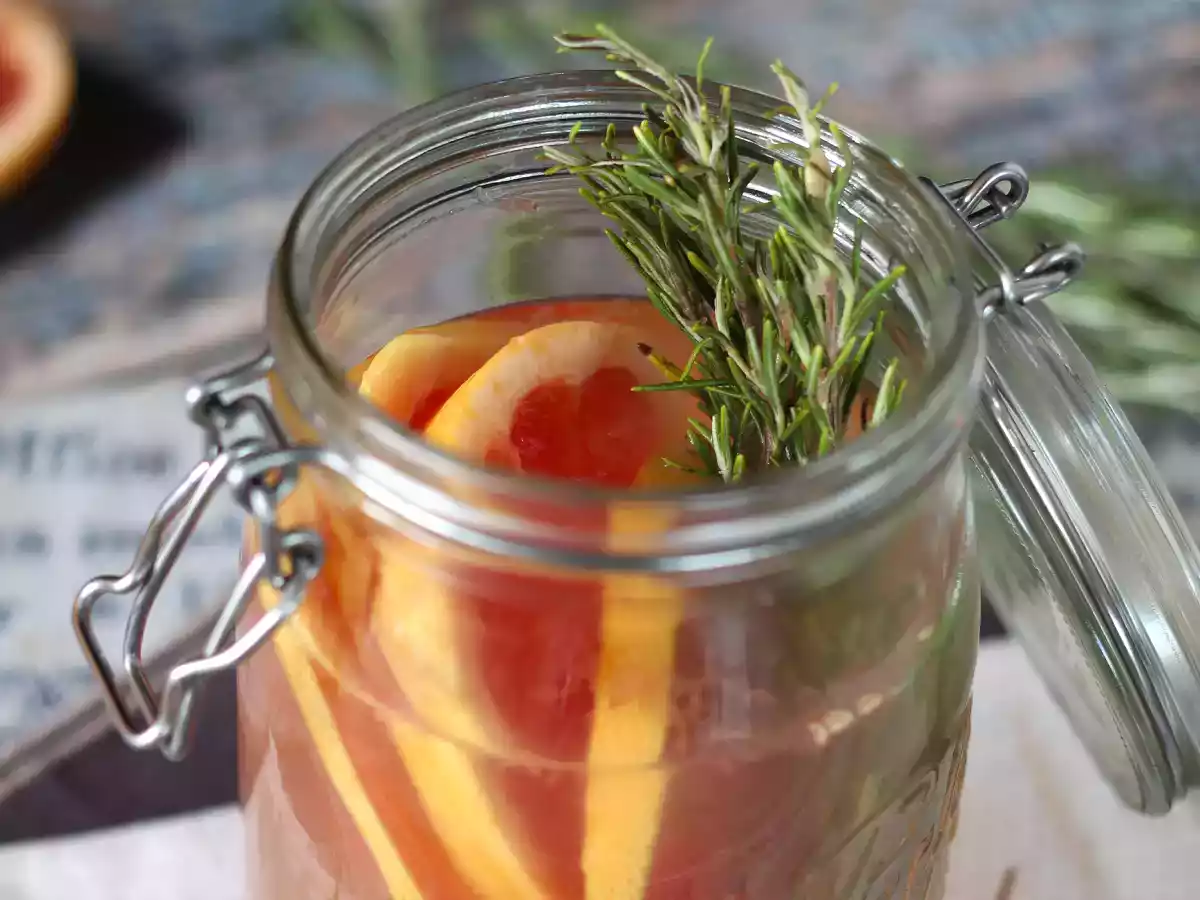 Vatten med smak av grapefrukt och rosmarin: en detoxdryck utan tillsatt socker - foto 2