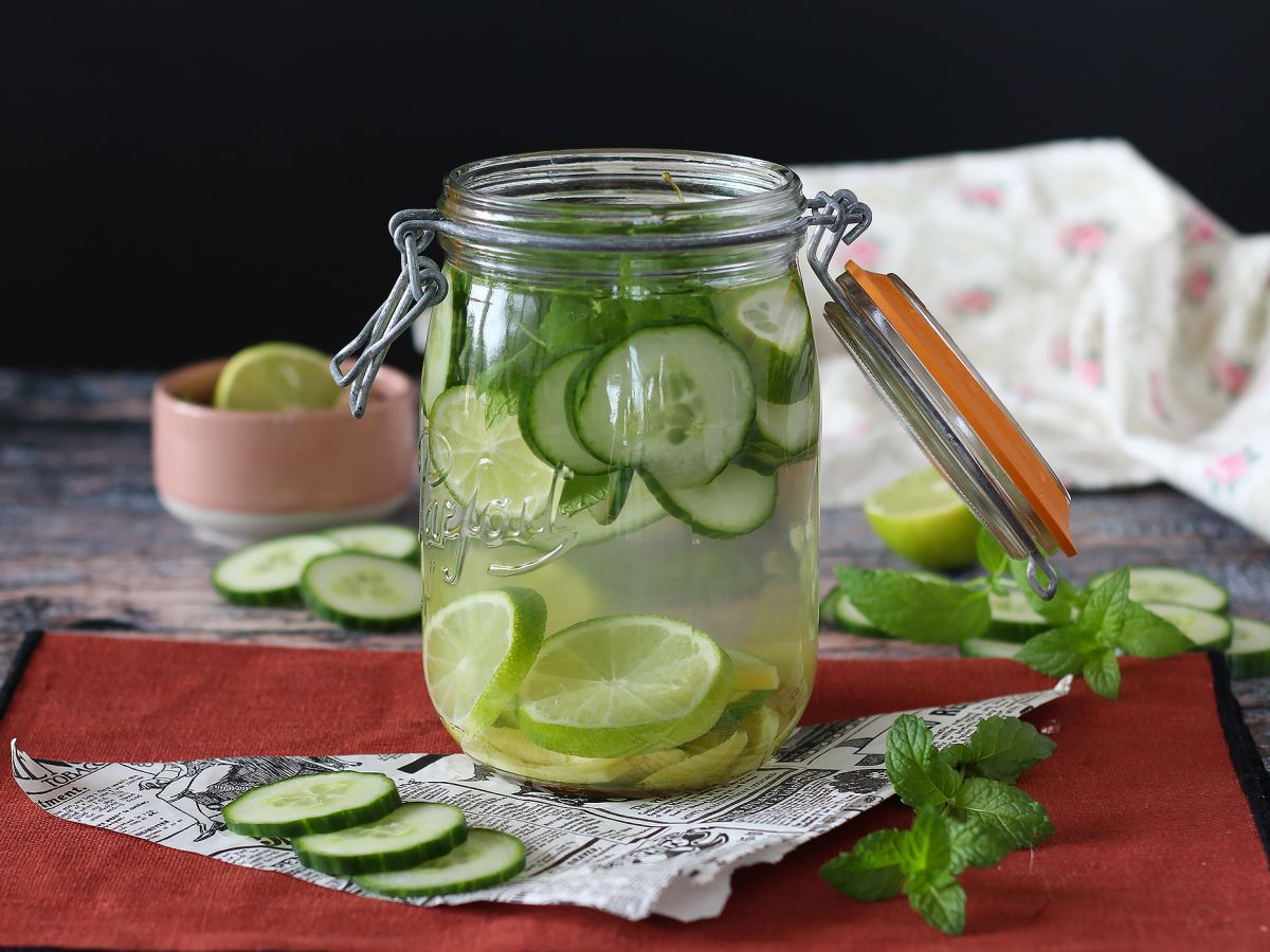 Vatten med smak av gurka, lime, mynta och ingefära