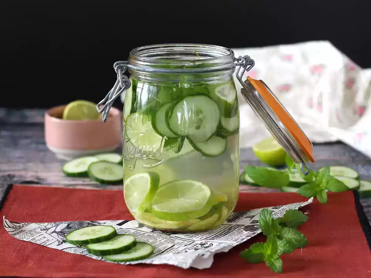 Vatten med smak av gurka, lime, mynta och ingefära