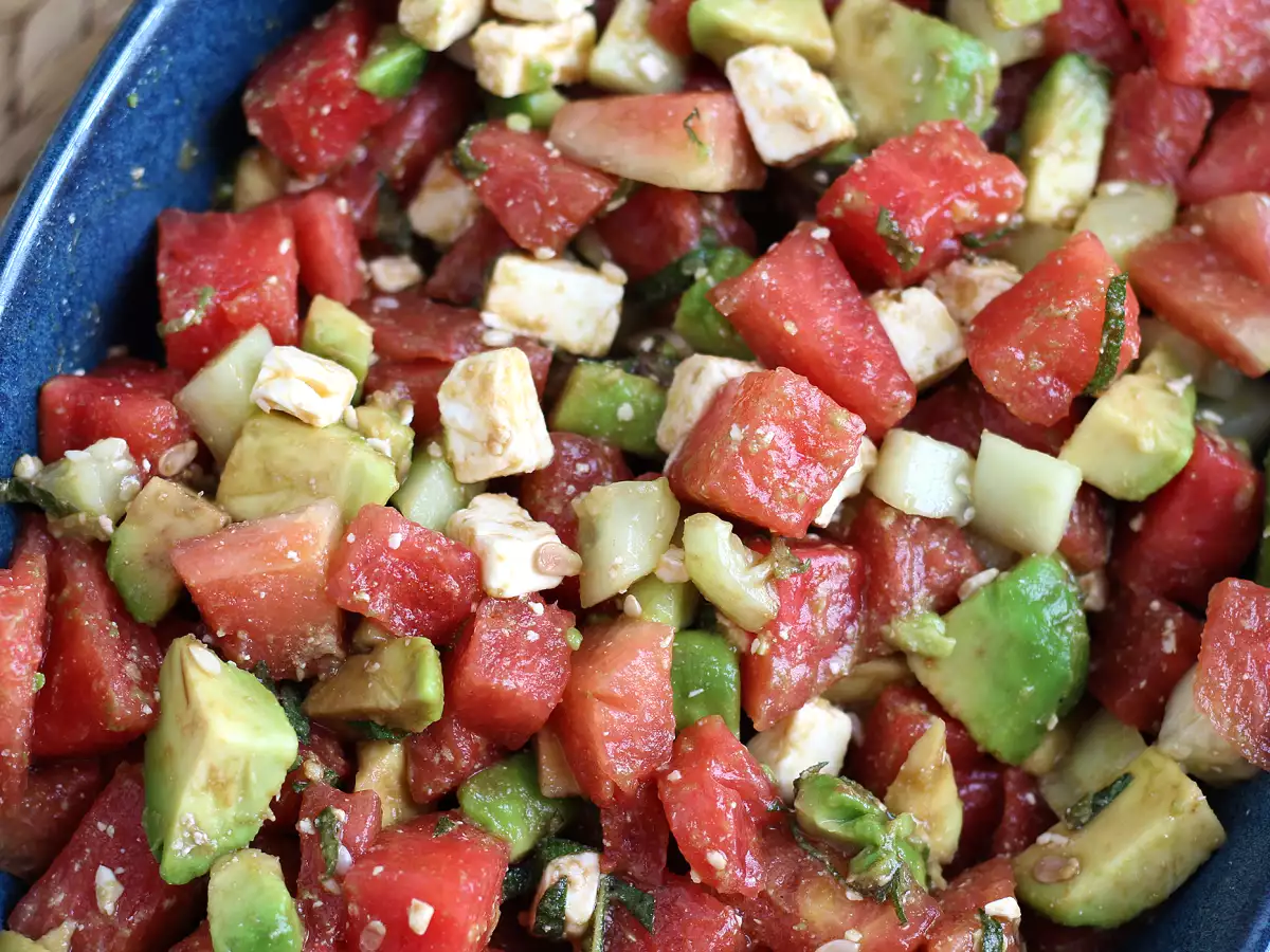 Vattenmelonsallad med fetaost, avokado och gurka – extra fräsch! - foto 3