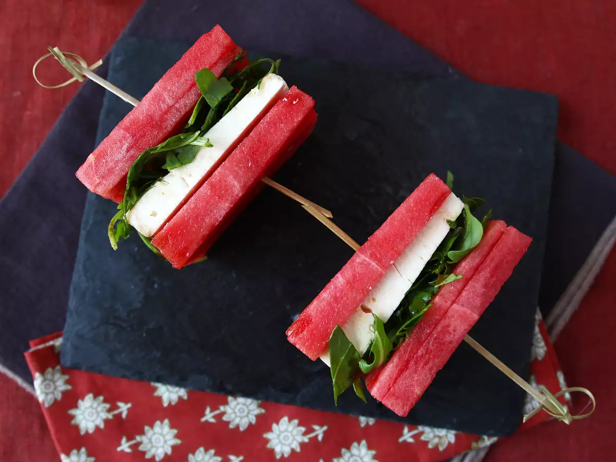 Vattenmelonsmacka med fetaost och ruccola – det virala, superfräscha sommarreceptet!
