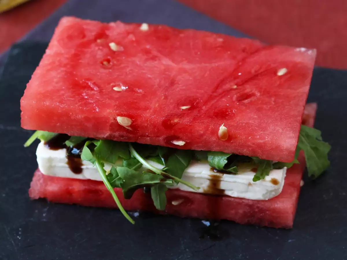Vattenmelonsmacka med fetaost och ruccola – det virala, superfräscha sommarreceptet! - foto 3