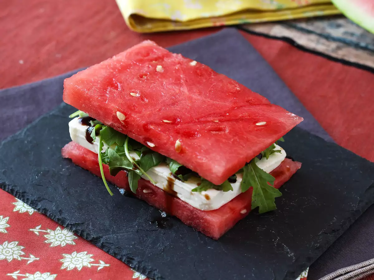 Vattenmelonsmacka med fetaost och ruccola – det virala, superfräscha sommarreceptet! - foto 5
