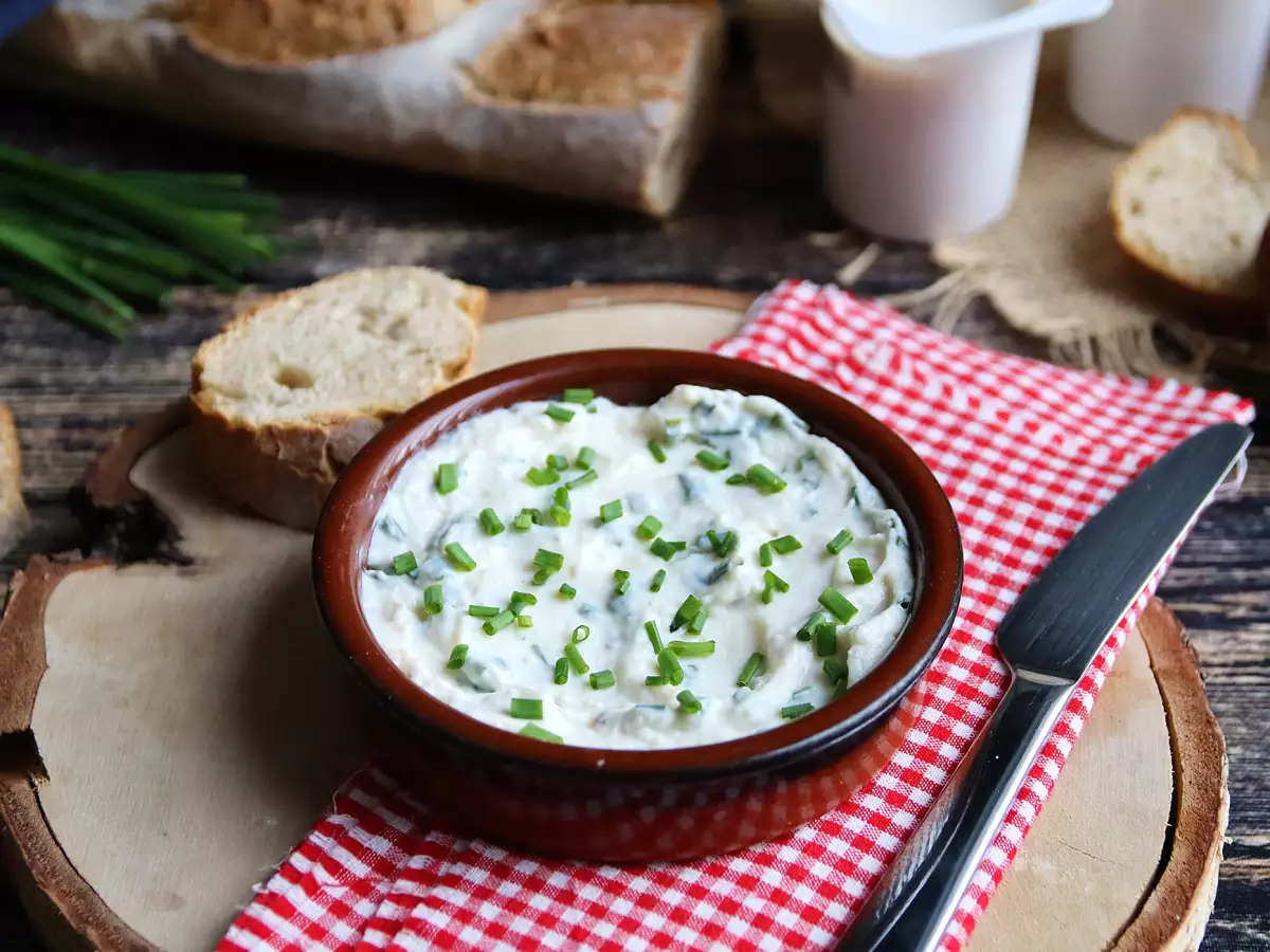 Vegansk färskost med vitlök och örter på sojayoghurt