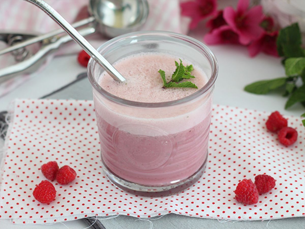 Vegansk hallon- och mintmilkshake