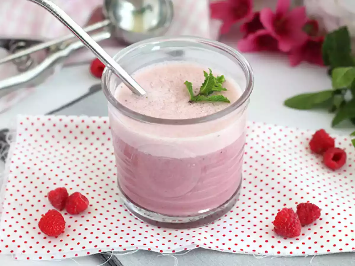 Vegansk hallon- och mintmilkshake