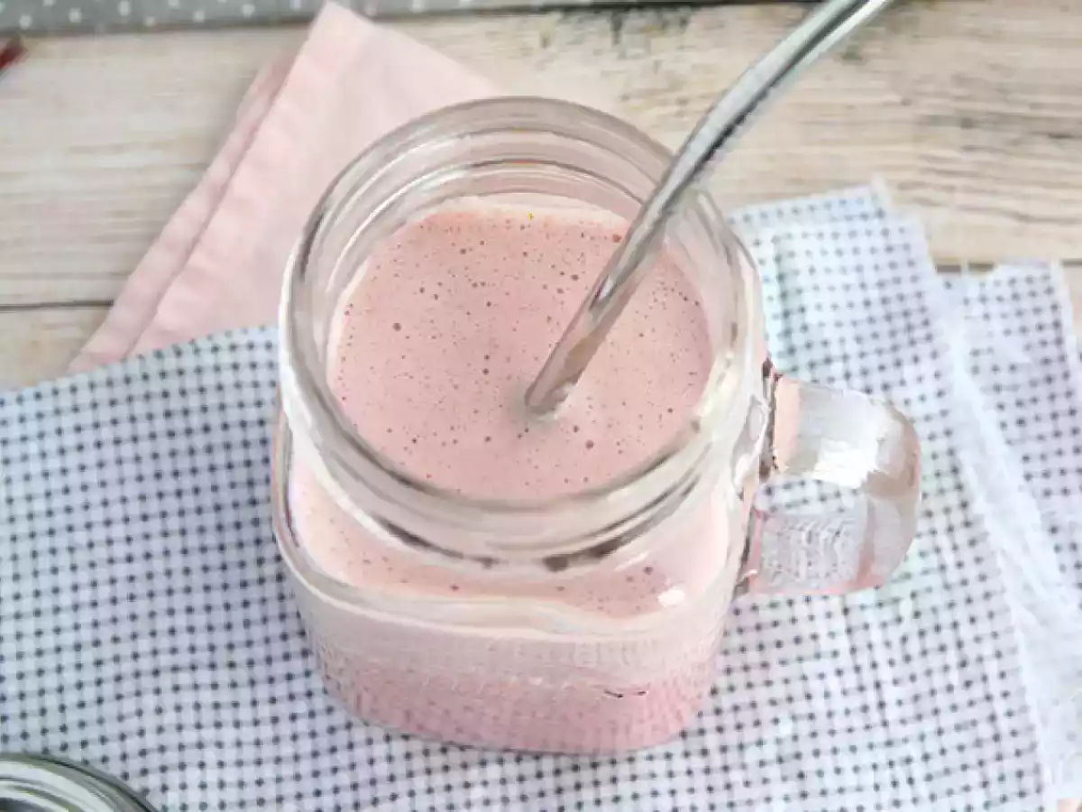 Vegansk milkshake med röda frukter - foto 3