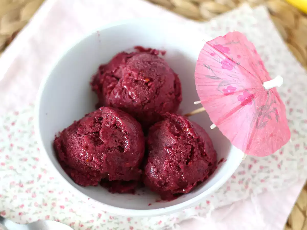 Vegansk röd fruktglass: superlätt bananglass att göra!