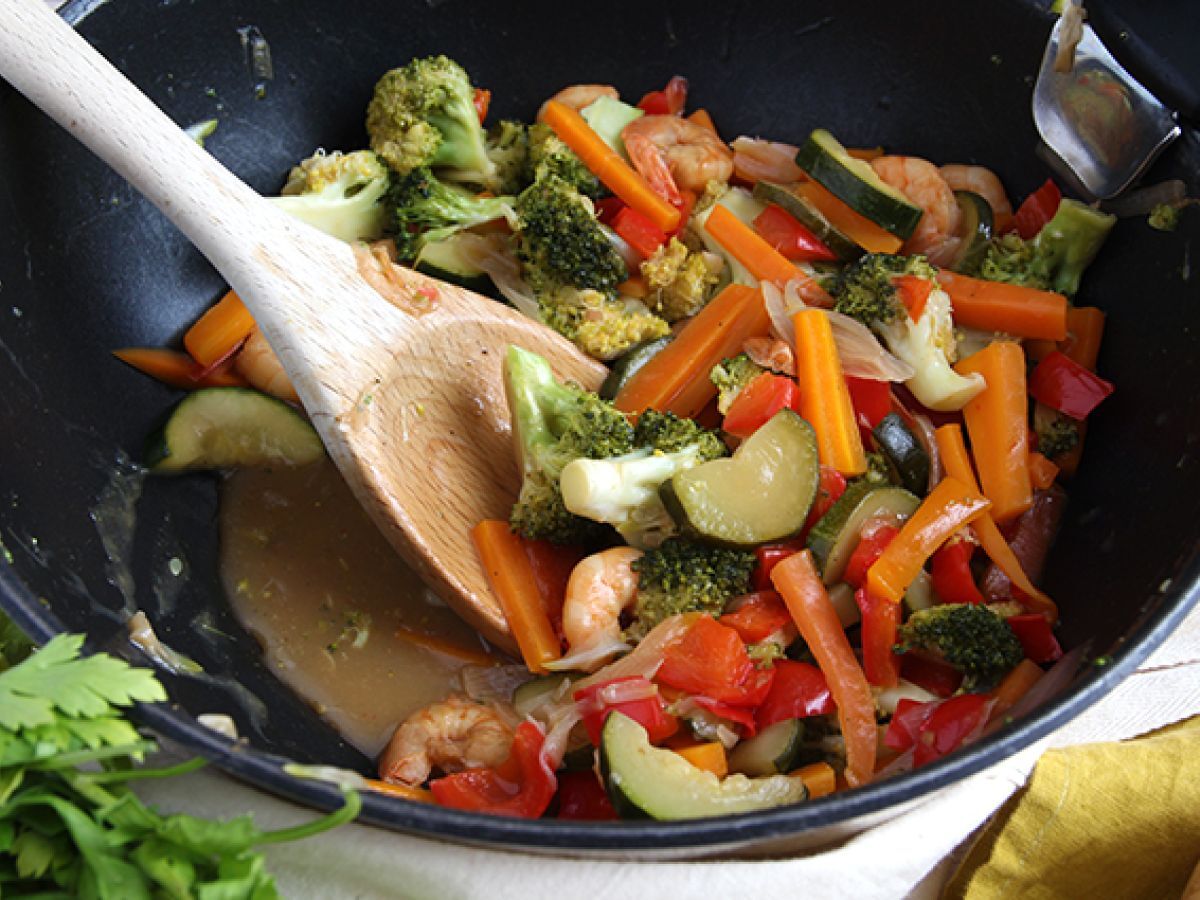 Vegetabilisk wok med räkor - foto 3