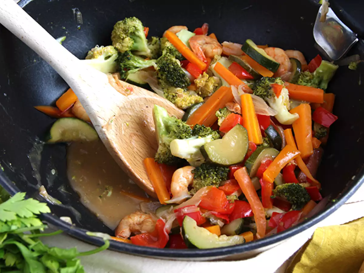 Vegetabilisk wok med räkor - foto 3