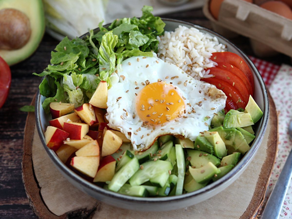Vegetarisk Buddha bowl - En vackert balanserad och färgstark sallad!