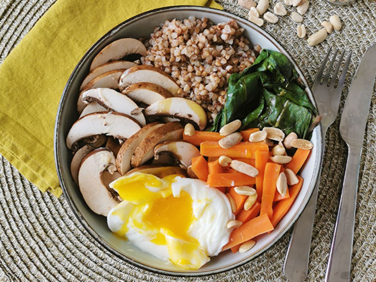 Vegetarisk Buddha Bowl med bovete, grönsaker och pocherat ägg