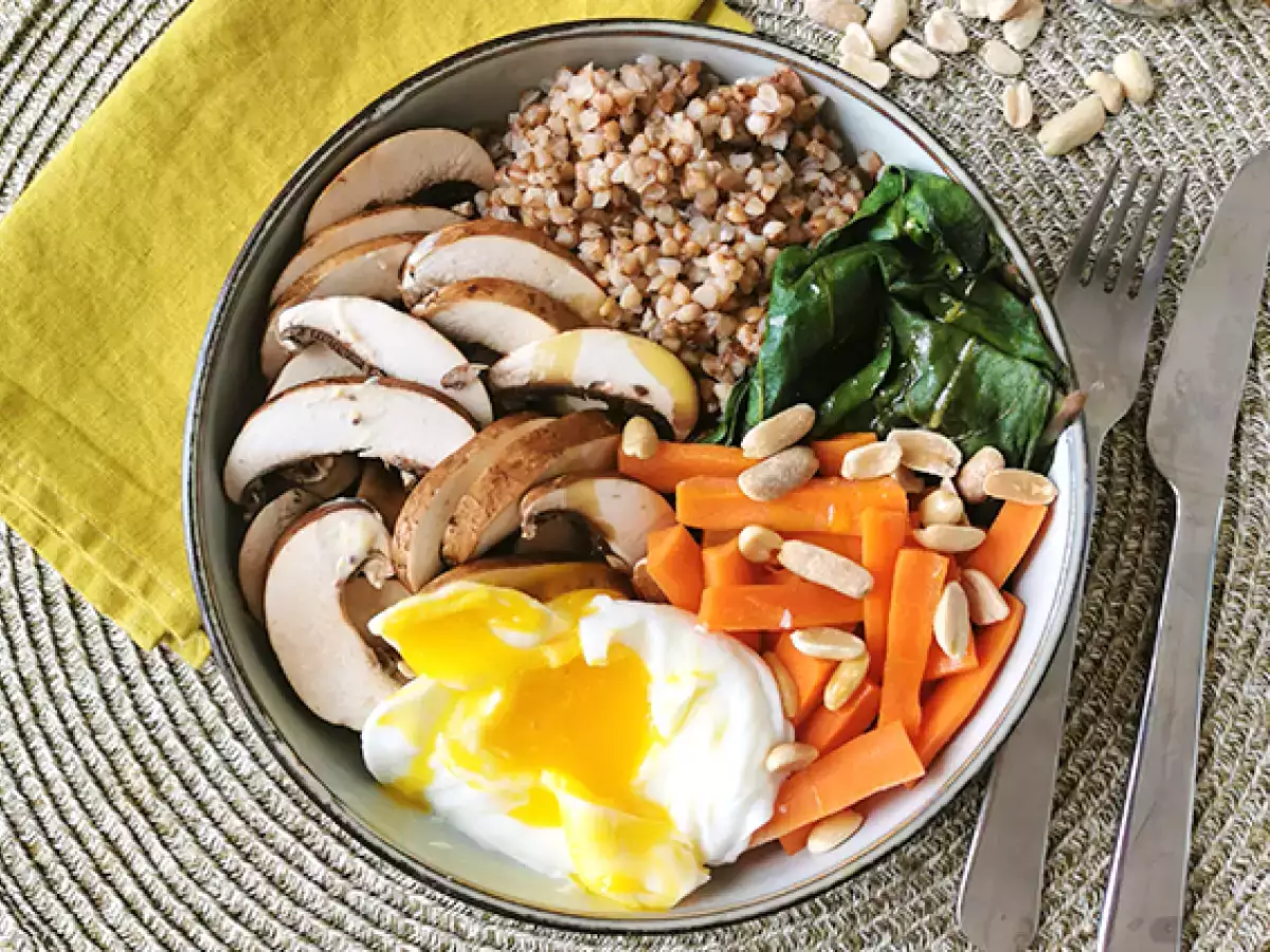 Vegetarisk Buddha Bowl med bovete, grönsaker och pocherat ägg