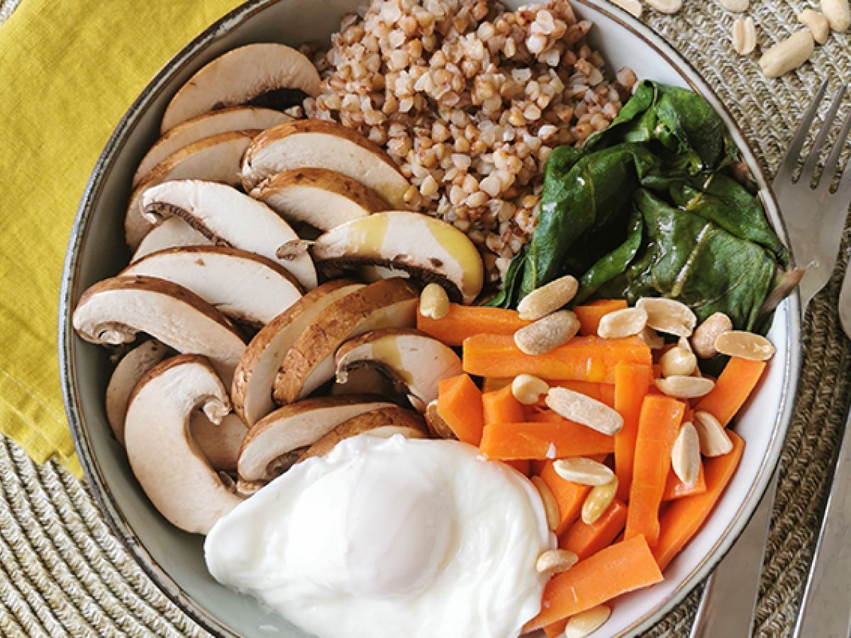 Vegetarisk Buddha Bowl med bovete, grönsaker och pocherat ägg - foto 2