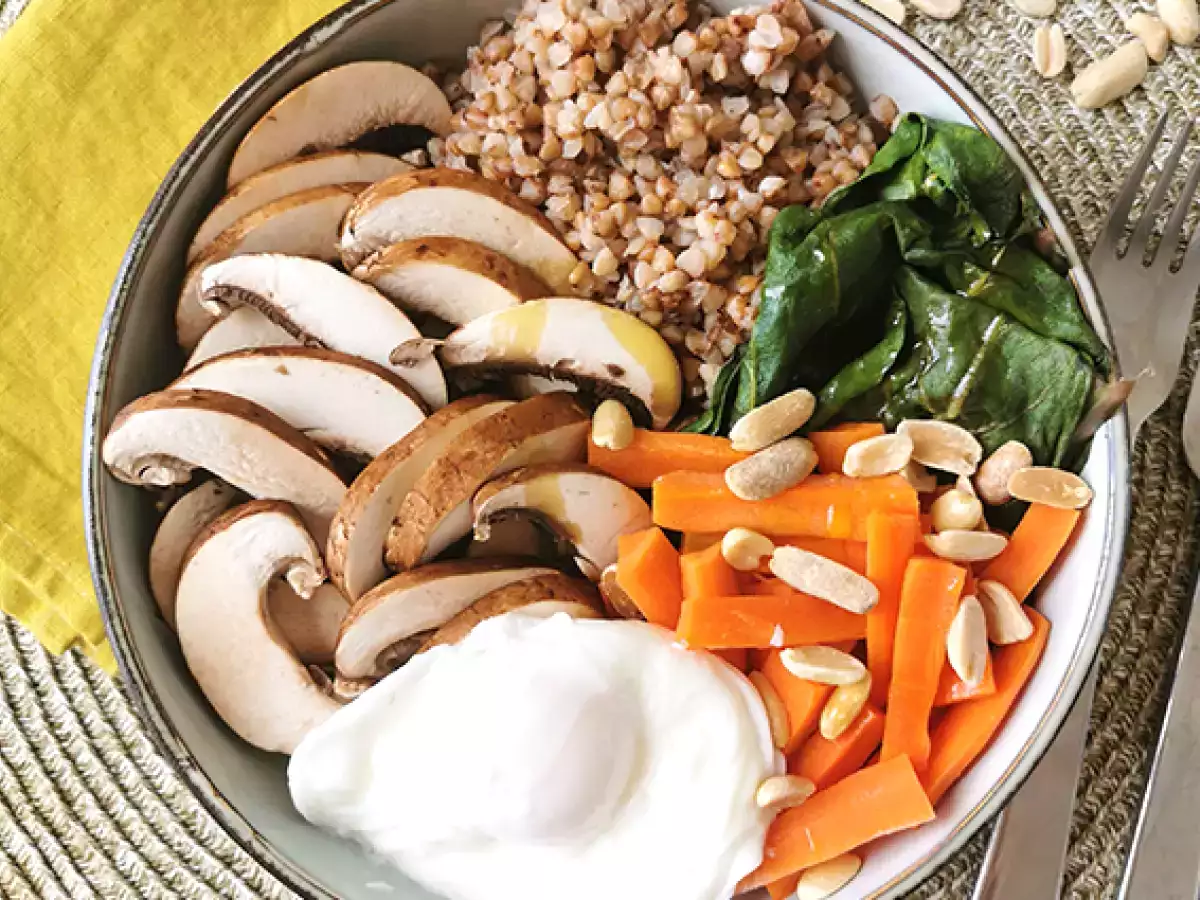 Vegetarisk Buddha Bowl med bovete, grönsaker och pocherat ägg - foto 2