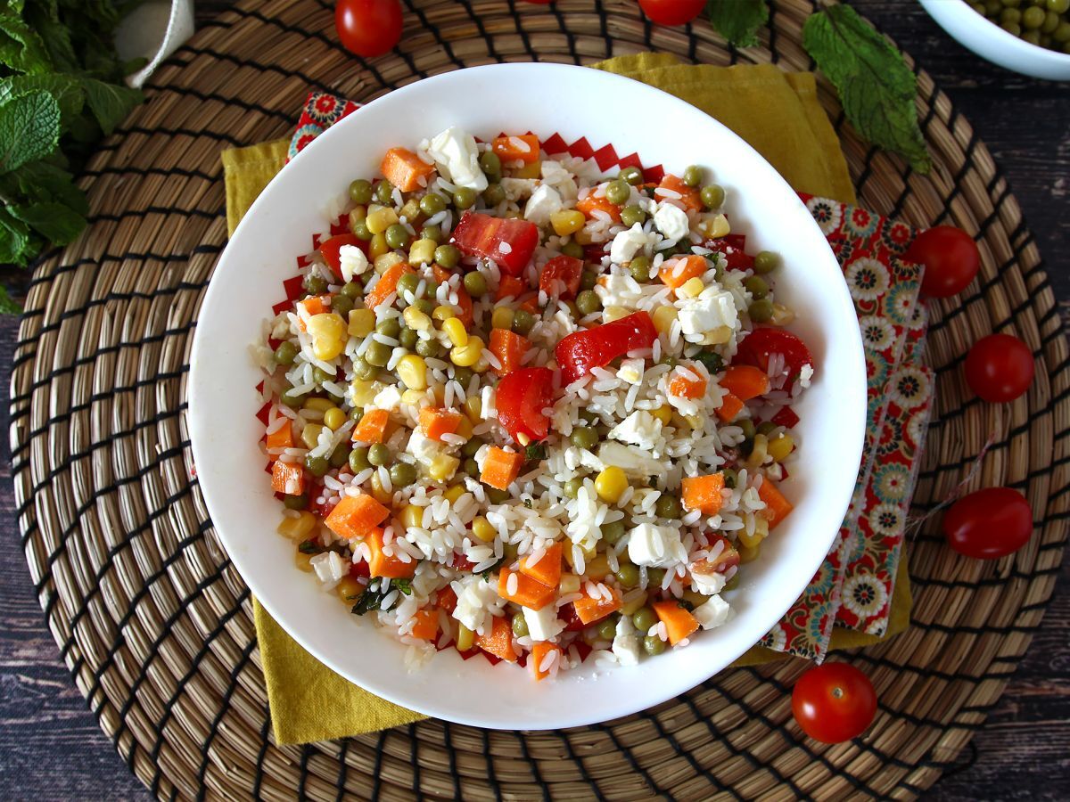 Vegetarisk rissallad: fetaost, majs, morötter, ärtor, körsbärstomater och mynta - foto 2