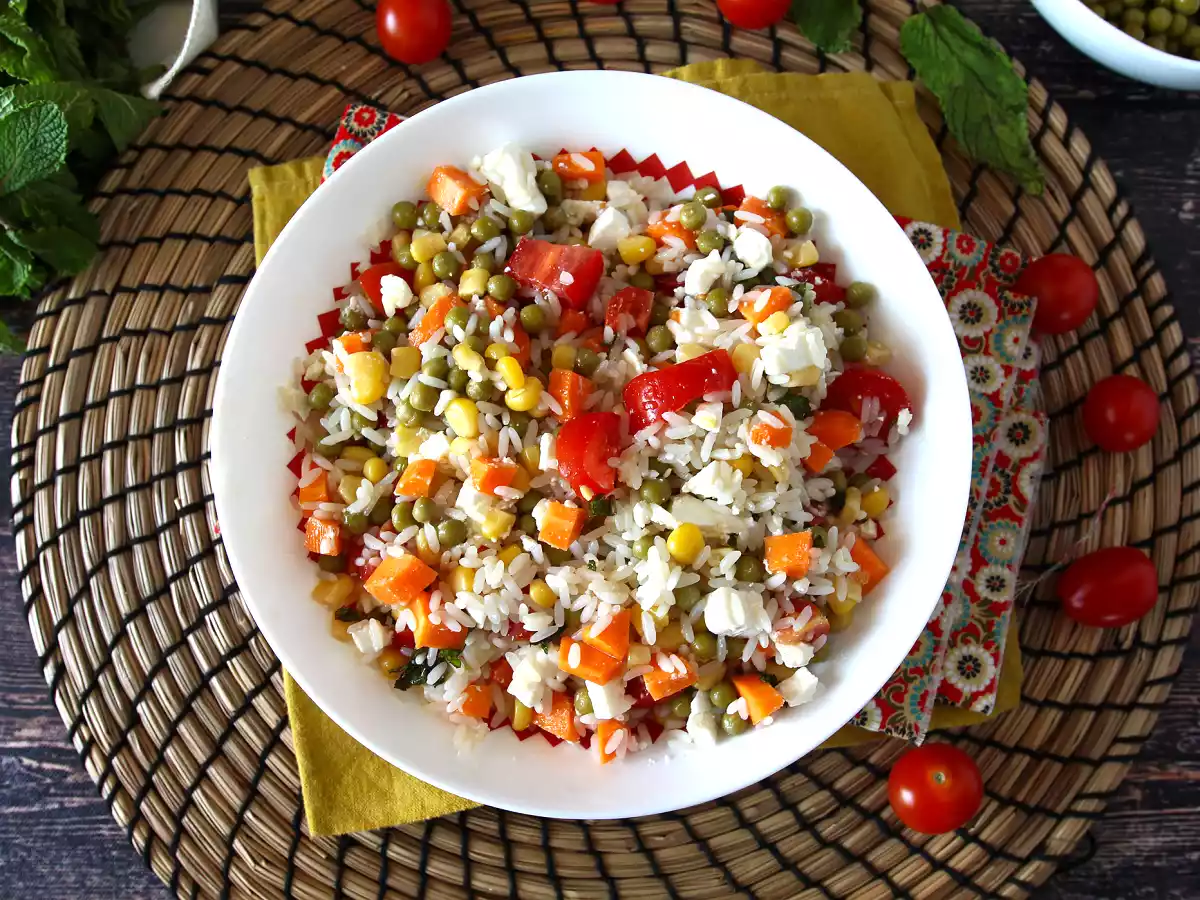 Vegetarisk rissallad: fetaost, majs, morötter, ärtor, körsbärstomater och mynta - foto 2