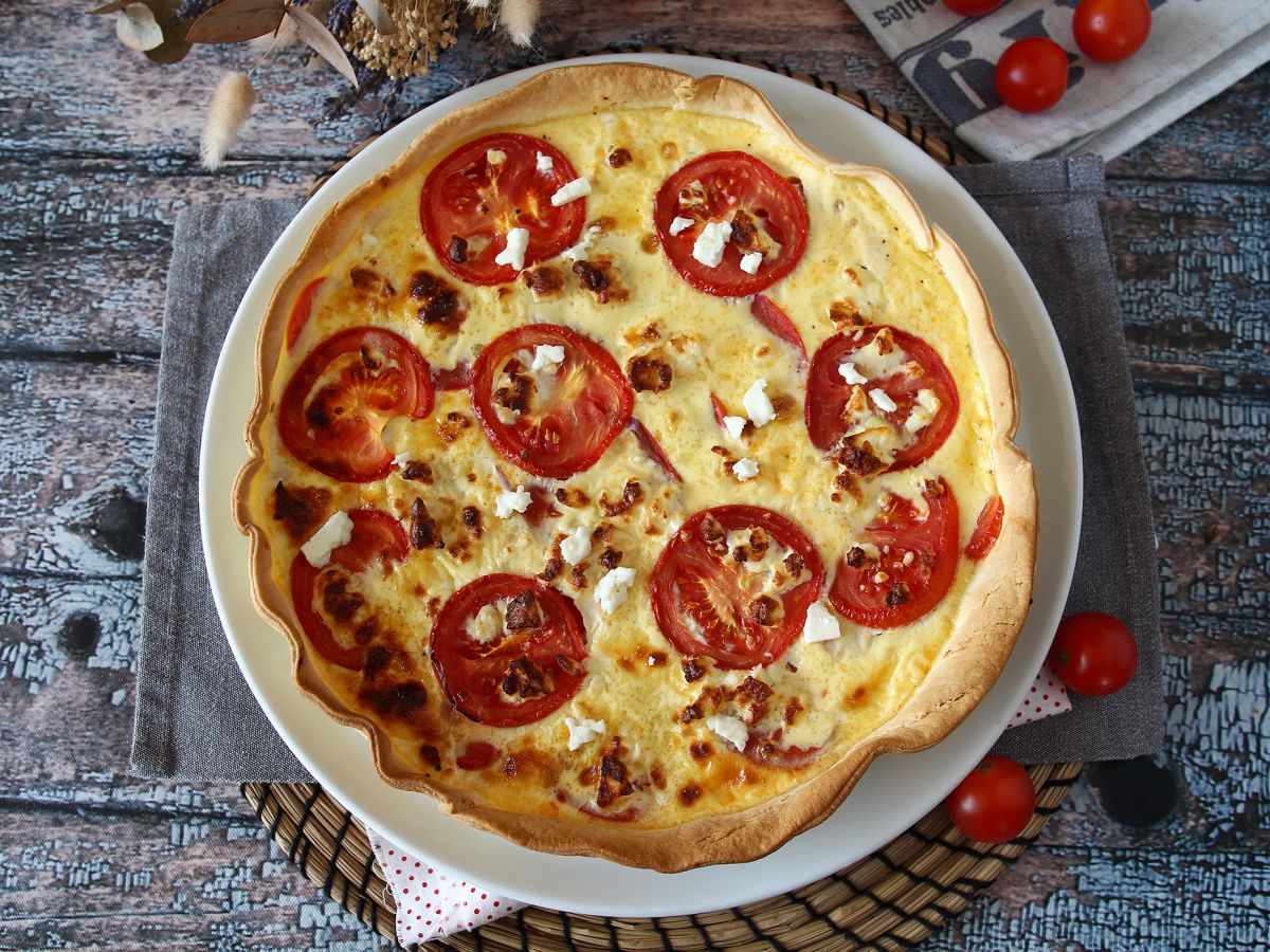Vegetarisk tomat- och fetaquiche, perfekt att ta med på picknicken!