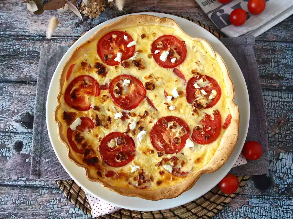 Vegetarisk tomat- och fetaquiche, perfekt att ta med på picknicken!
