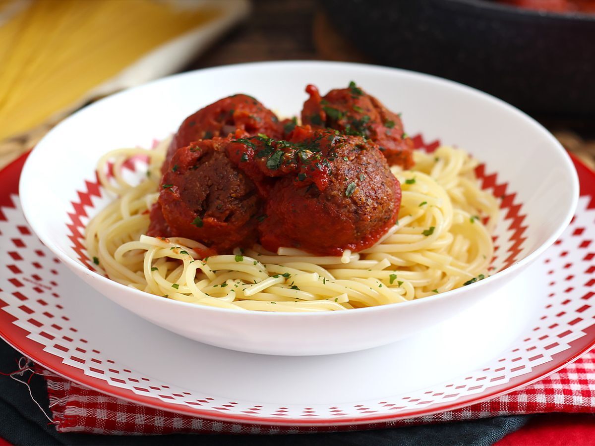 Vegetariska köttbullar av seitan med tomatsås