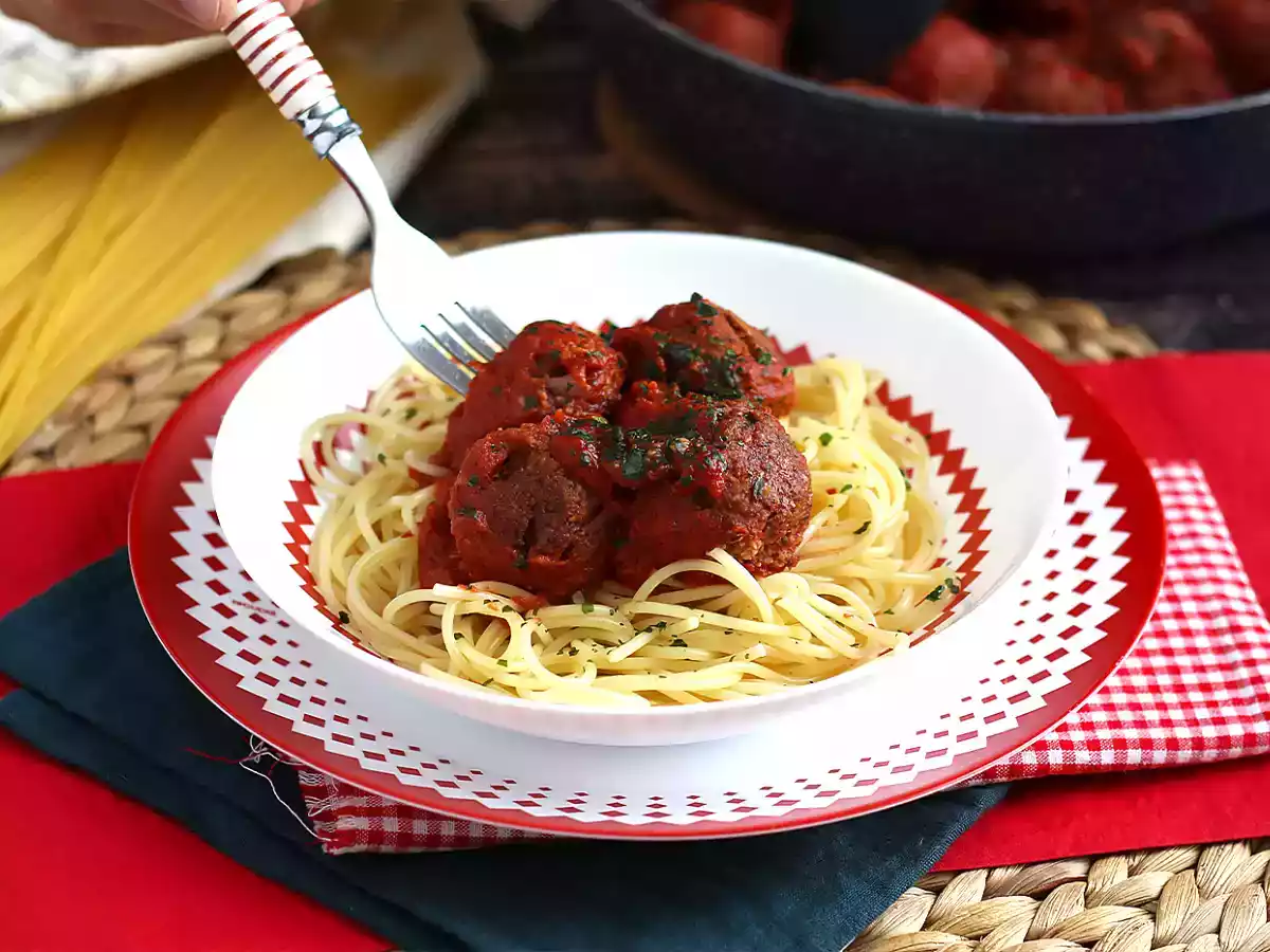 Vegetariska köttbullar av seitan med tomatsås - foto 5