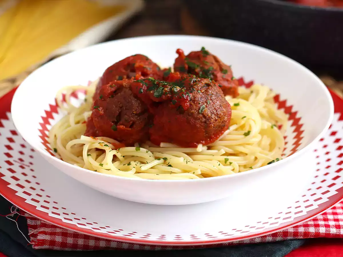 Vegetariska seitanbullar med tomatsås
