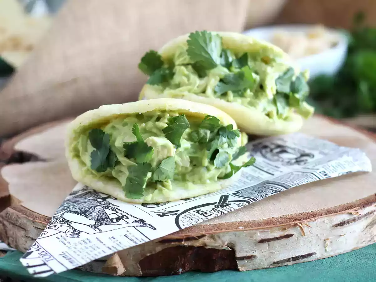 Venezuelanska arepas med kyckling och avokado - Reina Pepiada