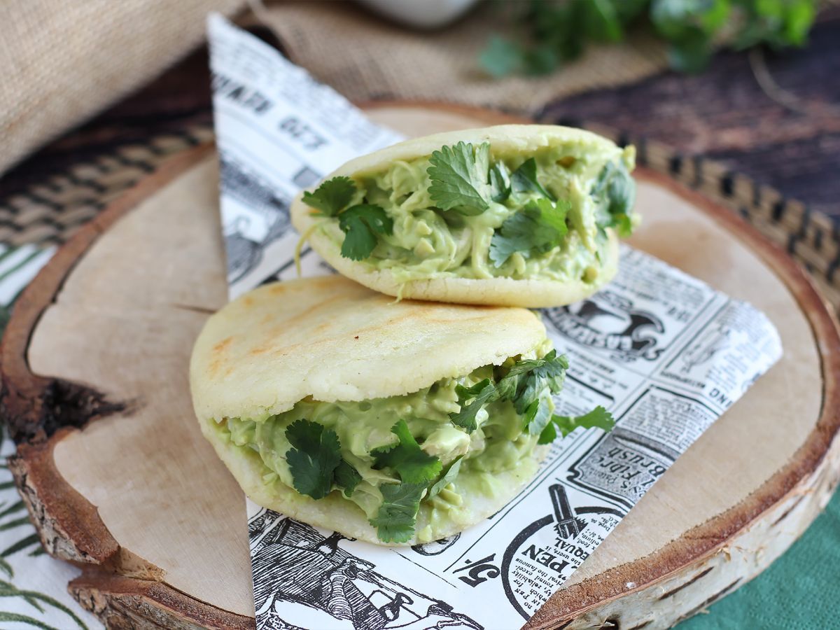 Venezuelanska arepas med kyckling och avokado - Reina Pepiada - foto 2